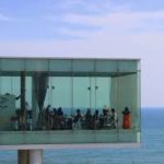 全面ガラス張りのオシャレなカフェ海に浮かぶ「シーバーズカフェ」